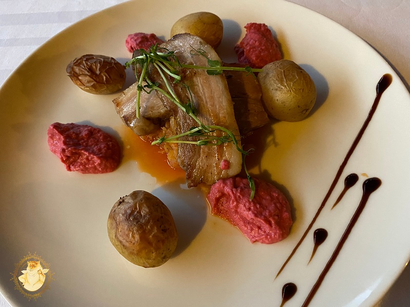Iberico kiaulienos šoninė su bulvytėmis ir raugintais kops. - 10,90 eur